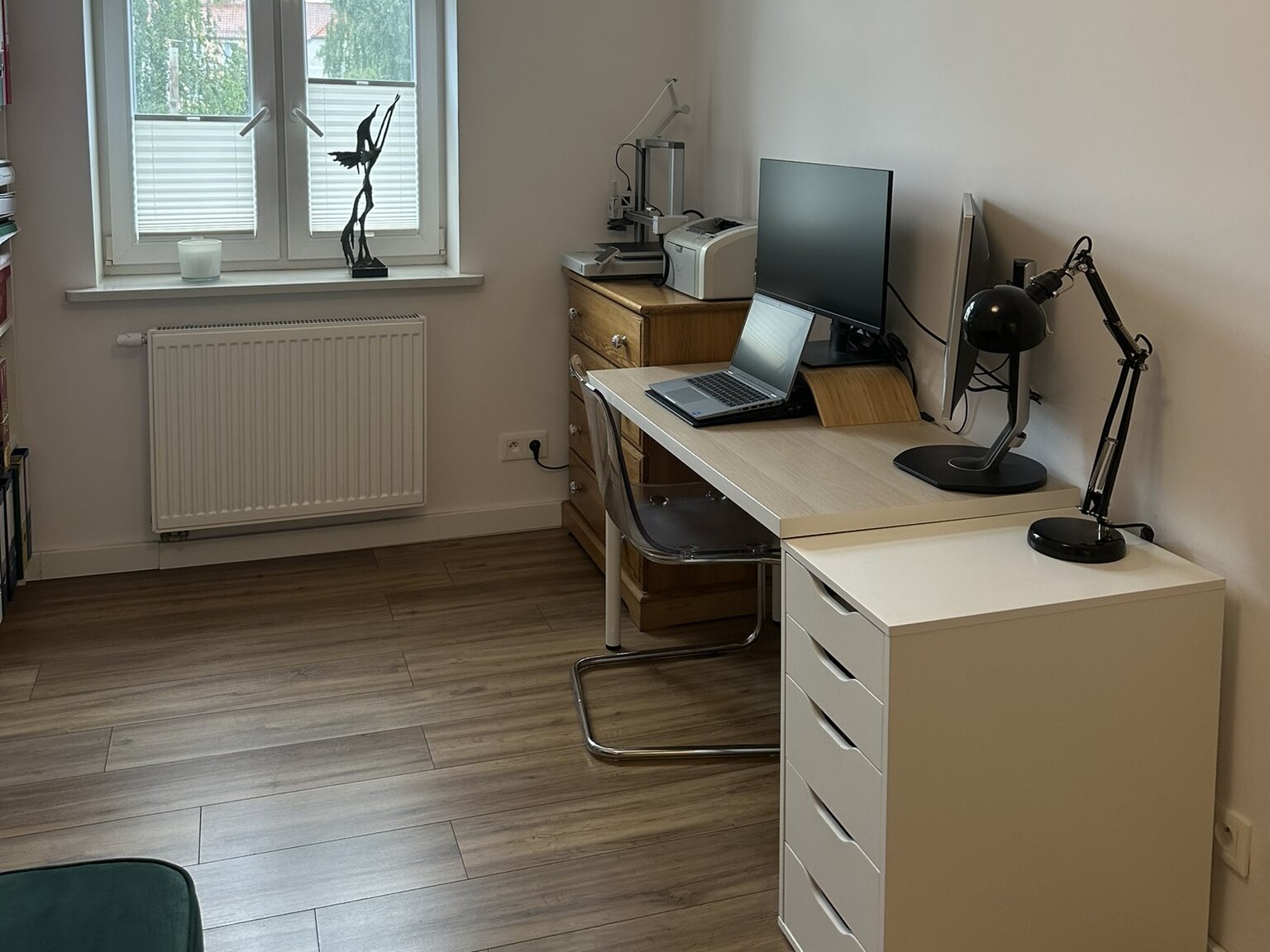 Trzeci pokój – stanowisko pracy z komputerem przy oknie