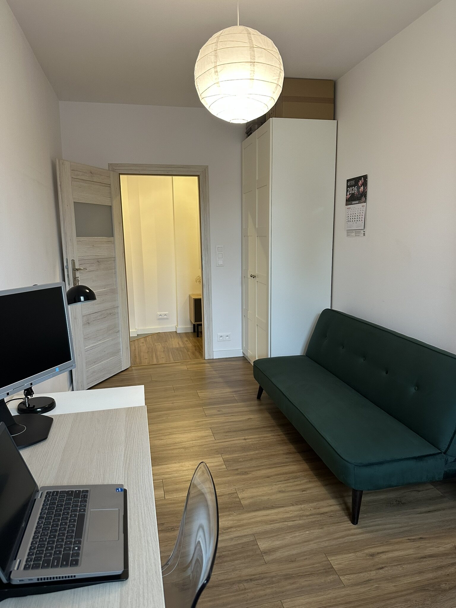 Trzeci pokój – sofa, szafa i otwarte drzwi na korytarz