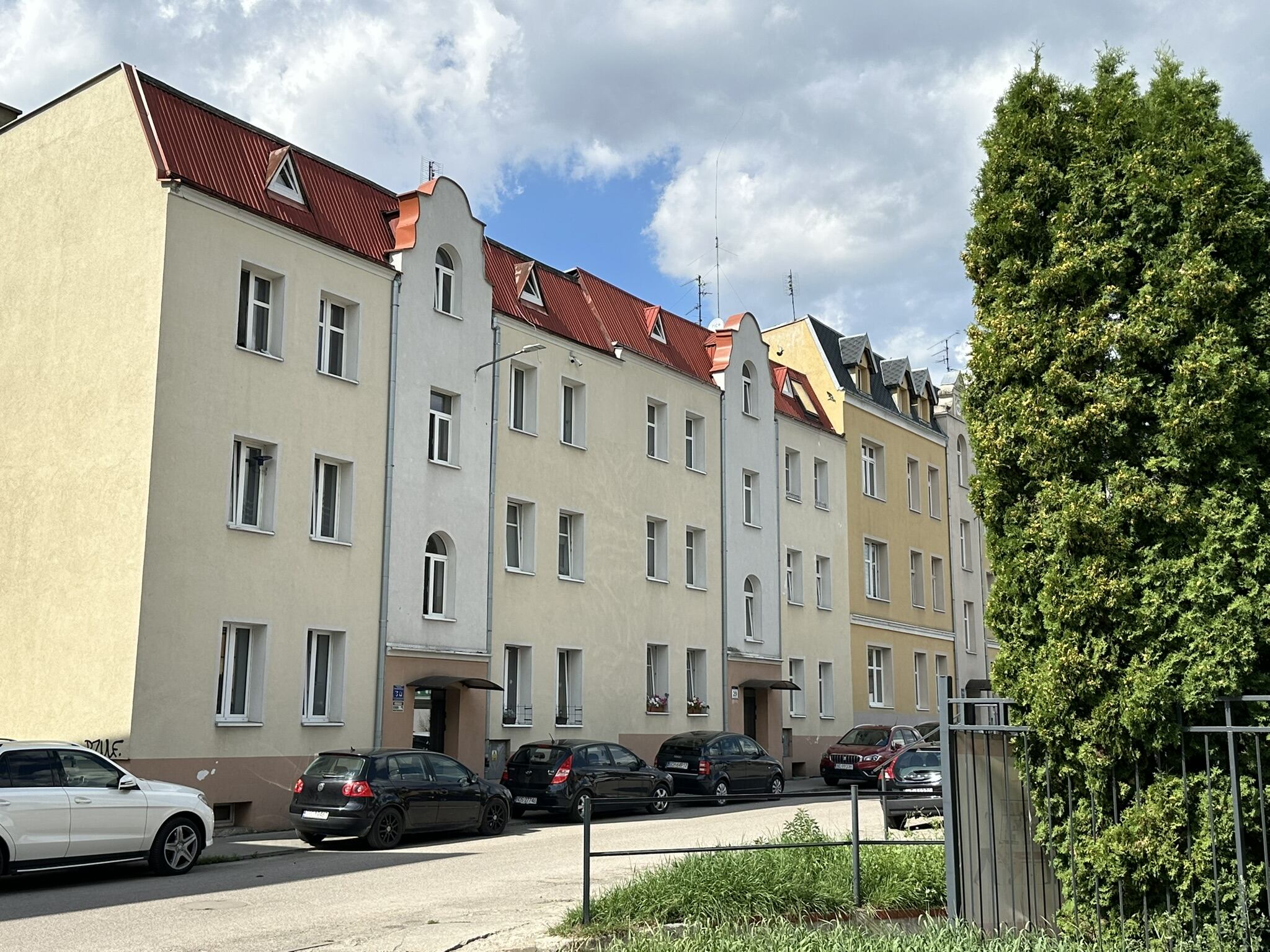 Kamienica przy ul. Wyspiańskiego 29 w Elblągu widziana od strony ulicy