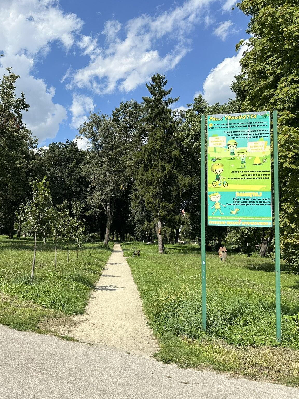 Wejście do parku Traugutta – alejka spacerowa kilka minut od mieszkania