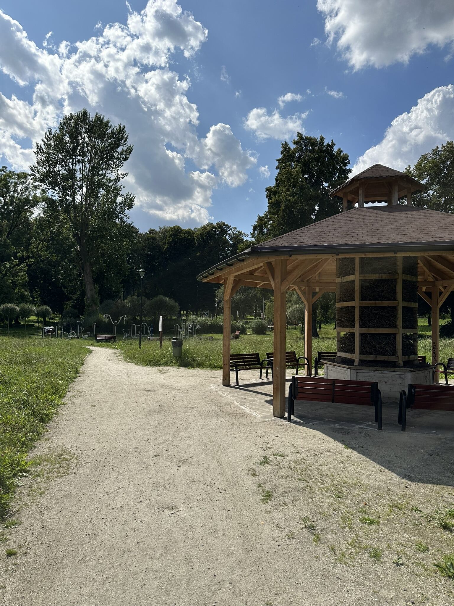 Park Traugutta – drewniana altana, ławki i siłownia plenerowa